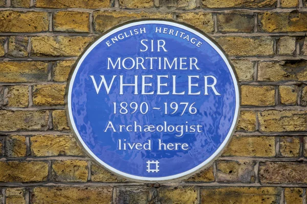 Londra, İngiltere - 2 Haziran 2025: Londra, İngiltere 'deki Whitcomb Caddesi' nde ünlü arkeolog Sör Mortimer Wheeler 'ın yaşadığı yeri gösteren mavi bir plaket.
