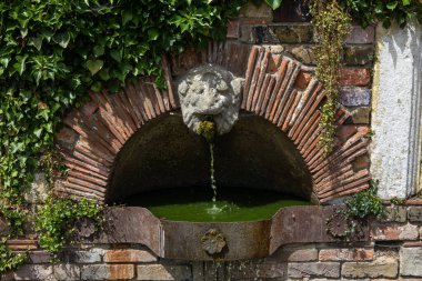 Southend-on-Sea, Essex, İngiltere 'deki Priory Park' ın duvarlı bahçesinde bir çeşme..