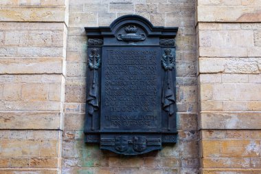 Nottingham, İngiltere - 28 Temmuz 2025: İngiltere 'nin Nottingham kentindeki Lenton Road' da Büyük Savaş 'ta hayatını kaybeden denizciler, askerler ve hemşirelere adanmış bir savaş anıtı.