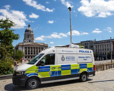 Nottingham, İngiltere - 28 Haziran 2025: Nottinghamshire Polis CCTV minibüsü Nottingham, İngiltere 'nin merkezindeki Old Market Meydanı' na park etti..