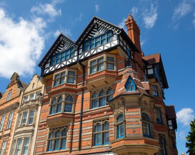 İngiltere 'nin Nottingham kentindeki Eski Pazar Meydanı' na bakan güzel bir binaya bakıyorum..