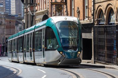 Nottingham, İngiltere - 28 Haziran 2025: Victoria Caddesi 'nde Nottingham, İngiltere' de bir tramvay.
