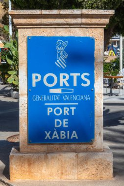 Javea, İspanya - 6 Ekim 2024: İspanya 'nın güzel kıyı kenti Javea' daki Javea Limanı 'na giriş işareti.