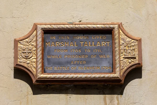 Nottingham 'daki Kale Kapısı' ndaki Newdigate Evindeki plaket, Mareşal Tallard 'ın 1704' teki Blenheim Muharebesi 'nden sonra savaş esiriyken Tallart' ı plakette yazdığını gösteriyor..