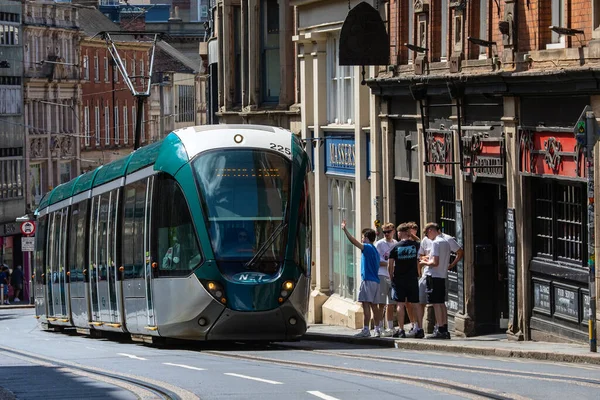 Nottingham, İngiltere - 28 Haziran 2025: Victoria Caddesi 'nde Nottingham, İngiltere' de bir tramvay.