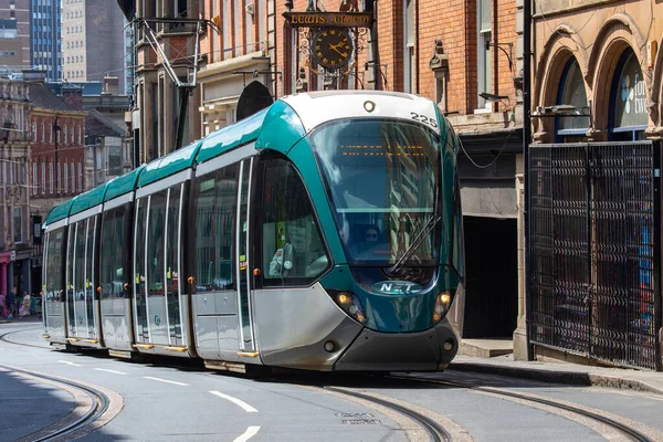 Nottingham, İngiltere - 28 Haziran 2025: Victoria Caddesi 'nde Nottingham, İngiltere' de bir tramvay.