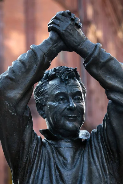 Nottingham, İngiltere - 28 Temmuz 2025: İngiltere 'nin Nottingham şehrinde bulunan ikonik futbol teknik direktörü Brian Clough' un heykeli.