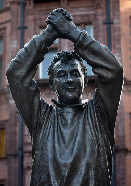 Nottingham, İngiltere - 28 Temmuz 2025: İngiltere 'nin Nottingham şehrinde bulunan ikonik futbol teknik direktörü Brian Clough' un heykeli.