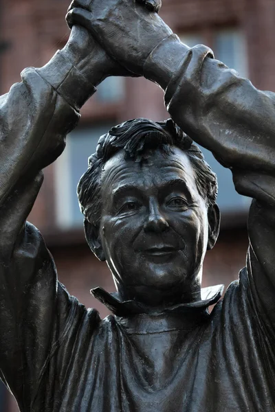 Nottingham, İngiltere - 28 Temmuz 2025: İngiltere 'nin Nottingham şehrinde bulunan ikonik futbol teknik direktörü Brian Clough' un heykeli.