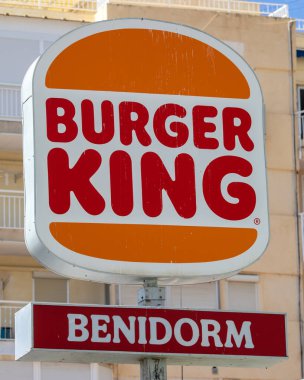 Benidorm, İspanya - 8 Ekim 2024: İspanya 'nın Benidorm sahil beldesinde Burger King fast-food restoran tabelası.