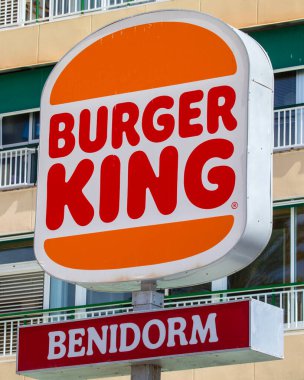 Benidorm, İspanya - 8 Ekim 2024: İspanya 'nın Benidorm sahil beldesinde Burger King fast-food restoran tabelası.