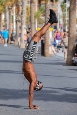 Benidorm, İspanya - 8 Ekim 2024: İspanya 'nın Benidorm sahil beldesindeki Levante Sahili' nde bir sokak sanatçısı.