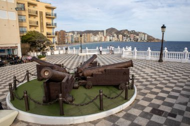 Benidorm, İspanya - 8 Ekim 2024: İspanya 'daki Benidorm tatil beldesinde Placa del Castell izleme platformunun manzarası ve mimarisi.