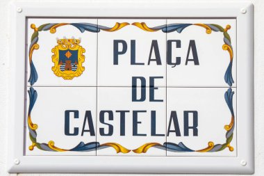 İspanya 'daki Benidorm sahil beldesinde Placa de Castelar için bir sokak tabelasına yakın çekim.