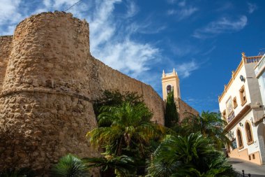 İspanya 'nın Calpe şehrindeki güzel manzara Torreo de la Peca ve Iglesia Antigua' nın güçlendirilmiş duvarlarını gösteriyor. Eski Calpe Kilisesi..
