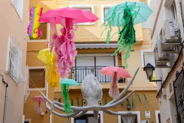 İspanya 'nın eski şehir bölgesi Calpe' de güzel su sokak deokasyonları.