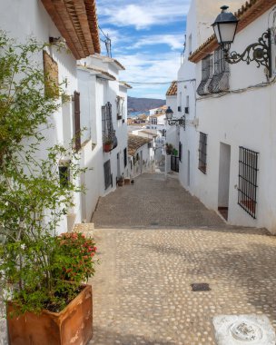 İspanya 'nın eski Altea kasabasındaki güzel geleneksel sokaklardan biri..