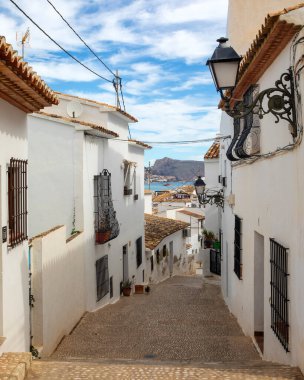 İspanya 'nın eski Altea kasabasındaki güzel geleneksel sokaklardan biri..