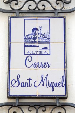 Altea, İspanya 'da Carrer Sant Miguel için sokak tabelası.