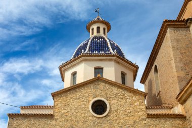 Altea Kilisesi 'nin ayrıntıları, ayrıca Nuestra Senyora del Consuelo Kilisesi olarak da bilinir. Carrer Sant Miguel' in İspanya 'nın Altea kentindeki eski kasabasında gördüğü tesellimiz..