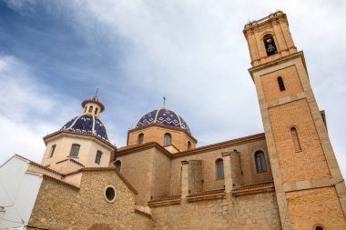 Altea Kilisesi, ayrıca Nuestra Senyora del Consuelo Kilisesi olarak da bilinir. Carrer Sant Miguel 'in İspanya' nın Altea kentindeki eski kasaba bölgesinde gördüğü tesellimiz..