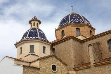 Altea Kilisesi 'nin dışı, ayrıca Nuestra Senora del Consuelo Kilisesi olarak da bilinir - Carrer Sant Miguel' in İspanya 'nın Altea kentindeki eski kasabasında gördüğü tesellimiz,.