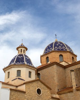 Altea Kilisesi 'nin dışı, ayrıca Nuestra Senora del Consuelo Kilisesi olarak da bilinir - Carrer Sant Miguel' in İspanya 'nın Altea kentindeki eski kasabasında gördüğü tesellimiz,.