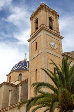 Nuestra Senyora del Consuelo Kilisesi olarak da bilinen Altea Kilisesi 'nin manzarası Carrer Sant Miguel' in İspanya 'nın Altea kentindeki eski kasabasında gördüğü tesellimiz..