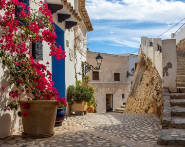 İspanya 'nın eski Altea kasabasındaki güzel geleneksel sokaklardan biri..