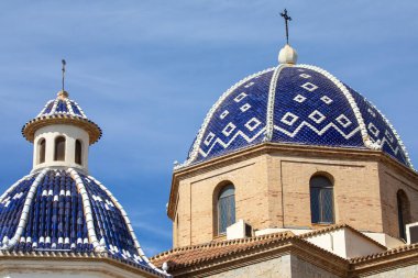 Altea Kilisesi 'nin Kubbesi, ayrıca Nuestra Senora del Consuelo Kilisesi olarak da bilinir. Carrer Sant Miguel' in İspanya 'nın Altea kentindeki eski kasabasında gördüğü tesellimiz..