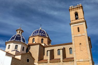 Altea Kilisesi 'nin dışı, ayrıca Nuestra Senora del Consuelo Kilisesi olarak da bilinir - Carrer Sant Miguel' in İspanya 'nın Altea kentindeki eski kasabasında gördüğü tesellimiz,.