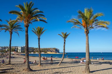 Javea, İspanya - 10 Ekim 2024: Javea, İspanya 'daki güzel Playa del Arenal' den görüntü.