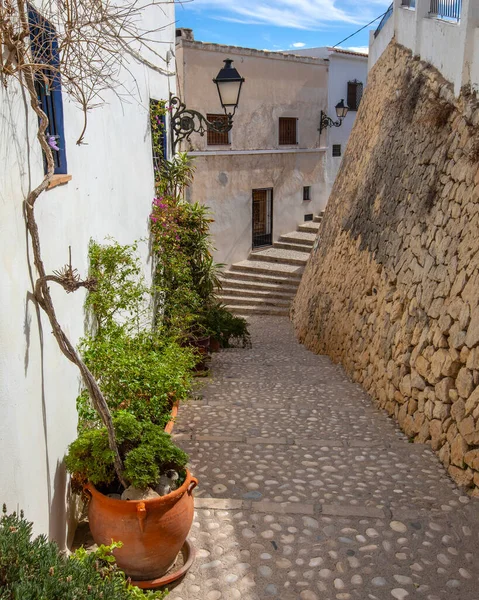 İspanya 'nın eski Altea kasabasındaki güzel geleneksel sokaklardan biri..