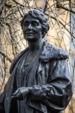 Londra, İngiltere - 8 Nisan 2024: Ünlü kadın hakları savunucusu Emmeline Pankhurst 'un heykeli, Westminster, Londra, İngiltere' deki Parlamento Binası yakınlarında yer almaktadır..