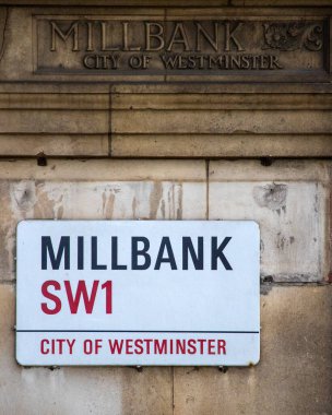Londra, İngiltere - 8 Nisan 2024: Westminster, Londra 'da Millbank için bir sokak tabelası.