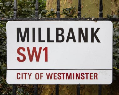 Londra, İngiltere - 8 Nisan 2024: Westminster, Londra 'da Millbank için bir sokak tabelası.
