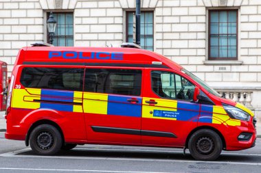 Londra, İngiltere - 8 Nisan 2024: Londra, İngiltere 'de Whitehall' da bir Metropolitan Polis minibüsü görüntülendi.