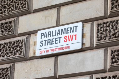 Londra, İngiltere - 8 Nisan 2024: Londra, İngiltere 'deki Westminster şehrinde Parliament Street için sokak tabelası.
