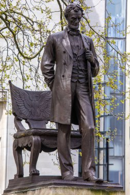 Londra, İngiltere - 8 Nisan 2024: ABD 'nin 16. Başkanı Abraham Lincoln' ün Londra Parlamento Meydanı 'nda bulunan heykeli.