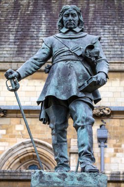 Londra, İngiltere - 8 Nisan 2024: İngiliz devlet adamı heykeli ve tartışmalı isim Oliver Cromwell, Londra, İngiltere 'deki Parlamento Binaları önünde yer aldı.