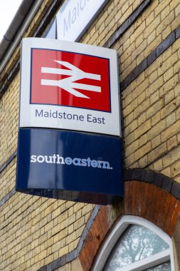 Kent, İngiltere - 13 Temmuz 2024: Kent, İngiltere 'deki Maidstone kasabasındaki Maidstone Doğu tren istasyonunun dış tarafında bir tabela.