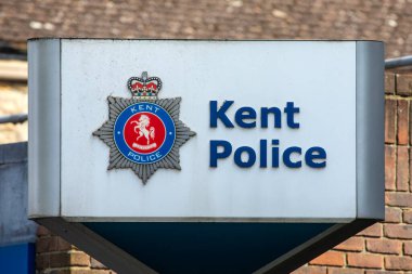 Kent, İngiltere - 13 Temmuz 2024: Maidstone, Kent, İngiltere 'deki Maidstone Polis Karakolu girişinde Kent Polisi işareti.