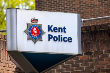 Kent, İngiltere - 13 Temmuz 2024: Maidstone, Kent, İngiltere 'deki Maidstone Polis Karakolu girişinde Kent Polisi işareti.