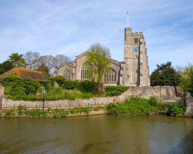 Kent, İngiltere - 13 Nisan 2024: Kent, İngiltere 'deki Maidstone kasabasındaki All Saints Kilisesi Medway Nehri' nin karşısındaki manzara.