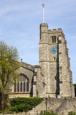Kent, İngiltere 'deki Maidstone kasabasındaki All Saints Kilisesi manzarası.