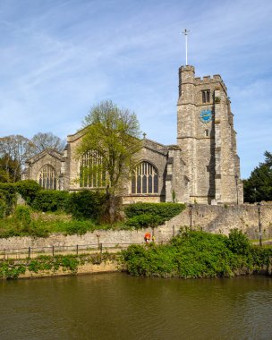 Kent, İngiltere 'deki Maidstone kasabasındaki All Saints Kilisesi Medway Nehri' nin karşısındaki manzara..