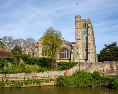 Kent, İngiltere 'deki Maidstone kasabasındaki All Saints Kilisesi Medway Nehri' nin karşısındaki manzara..