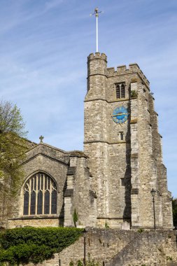 Kent, İngiltere 'deki Maidstone kasabasındaki All Saints Kilisesi manzarası.