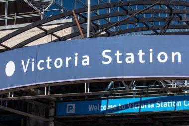 Londra, İngiltere - 19 Nisan 2024: Londra, İngiltere 'deki Victoria İstasyonu girişinin üzerinde imza.