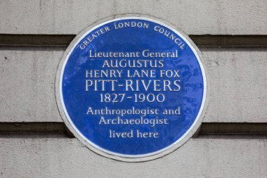 Londra, İngiltere - 19 Nisan 2024: Antropolog ve arkeolog Korgeneral Augustus Henry Lane Fox Pitt-Rivers 'ın yaşadığı Belgravia, Londra' daki Grosvenor Gardens 'ta mavi bir plaket.